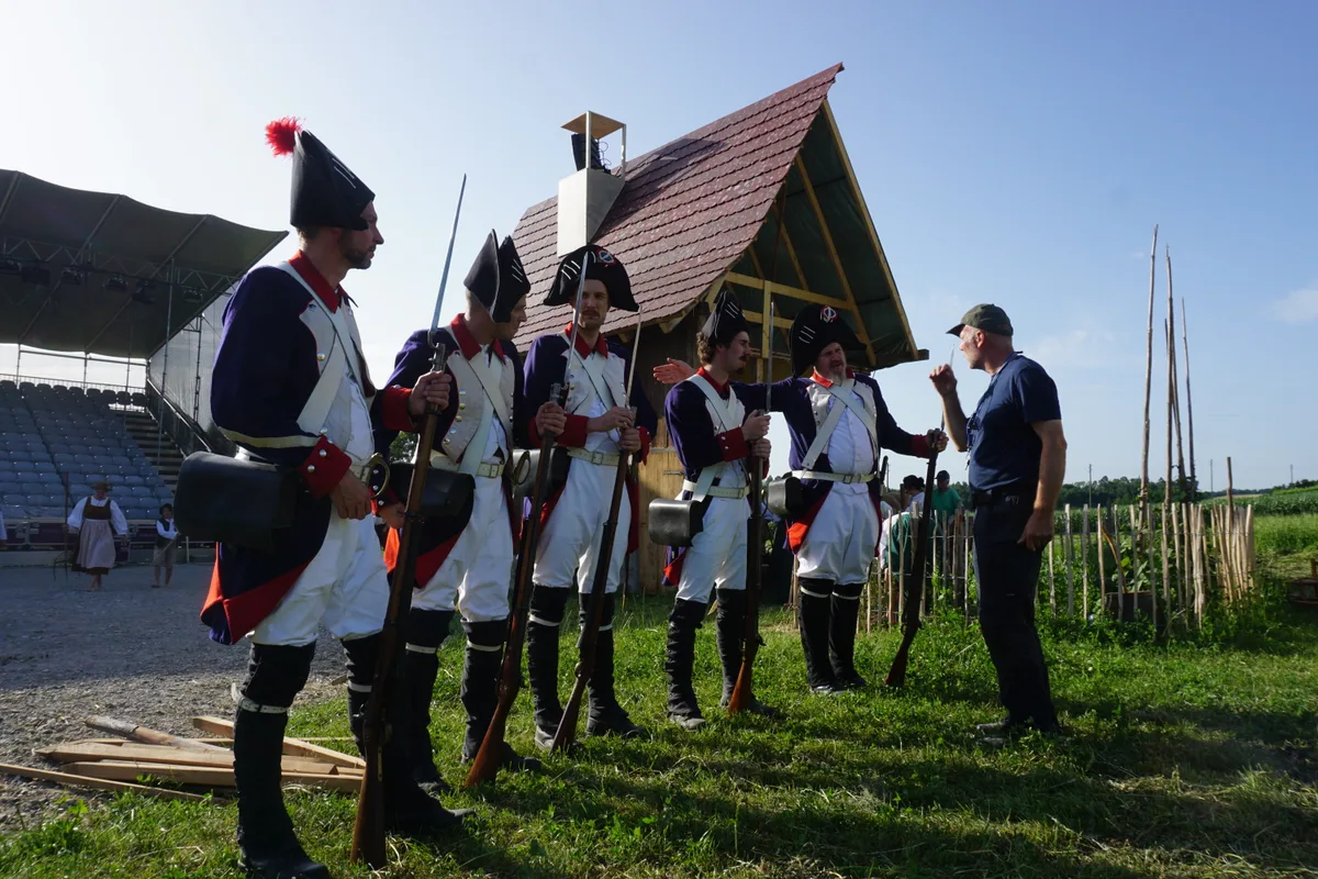Mann und viele Soldaten